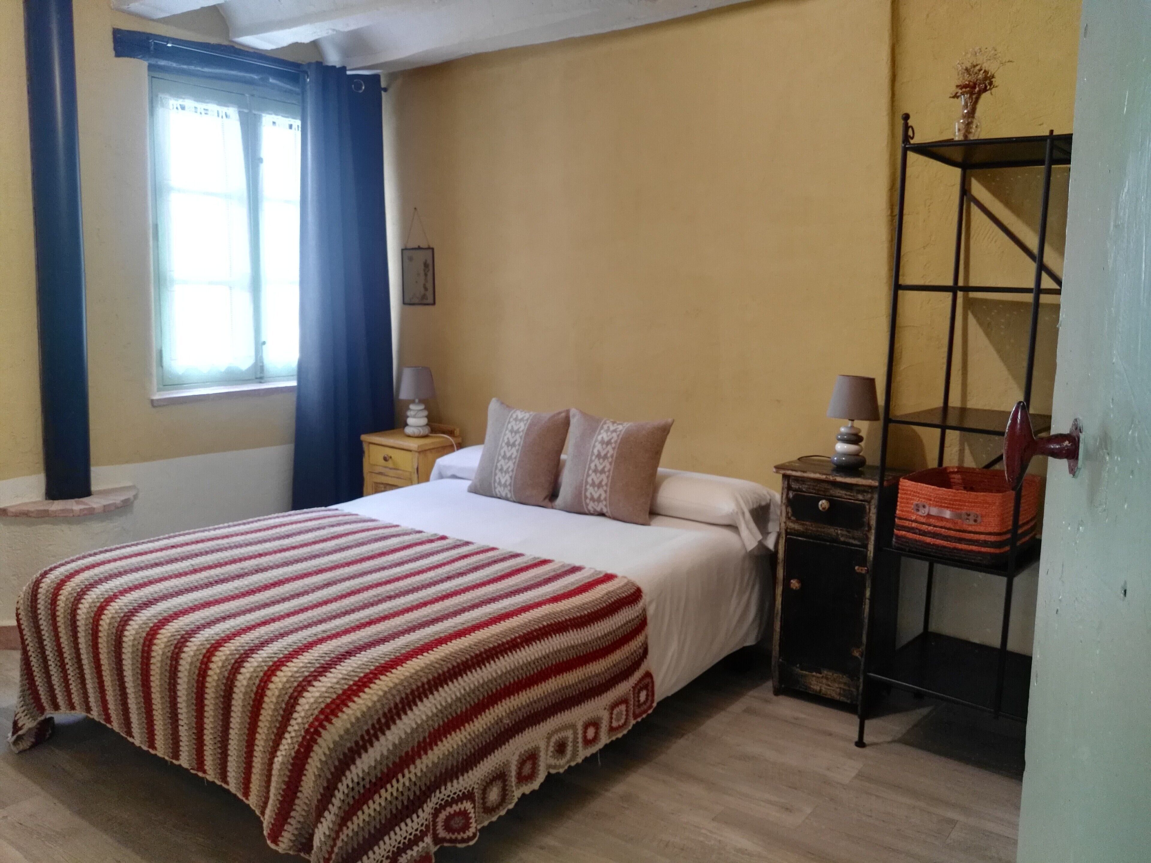 3 slaapkamers, een strijkplank/strijkijzer, reisbedje, gratis wifi