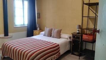 3 slaapkamers, een strijkplank/strijkijzer, reisbedje, gratis wifi