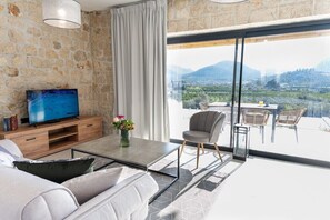 Smart TV, books - Your heaven of tranquility nestled in the heart of Lefkakia,Nafplio. (ΝΑΥΠΛΙΟ)