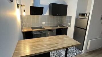 Een koelkast, een microgolfoven, een oven, een kookplaat
