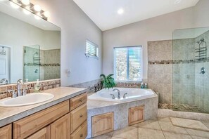House, 5 Bedrooms | Bathroom | Towels