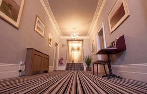 Flatscreentelevisie en boeken