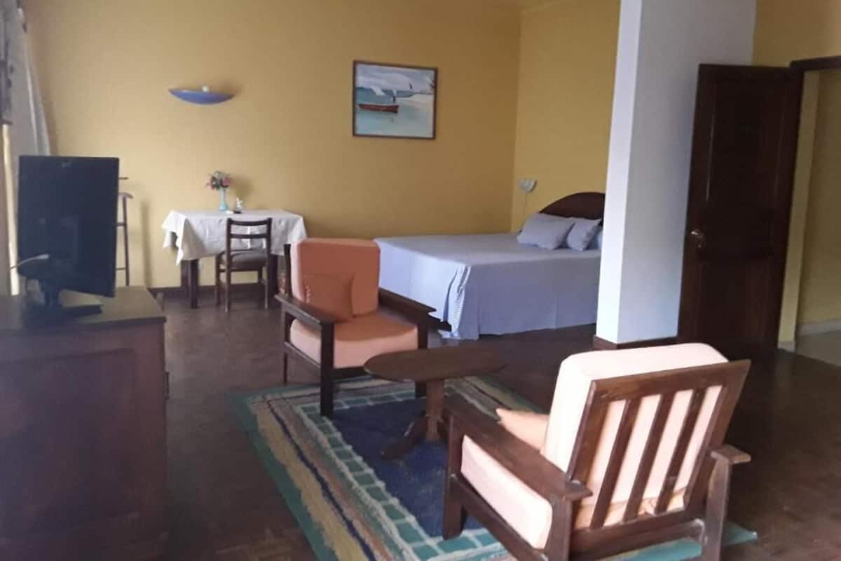 Deluxe Triple Room, City View | Individually decorated