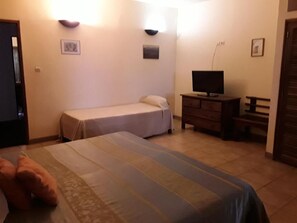 Deluxe Triple Room, City View | Individually decorated - Hotel le Colbert (Antsiranana)