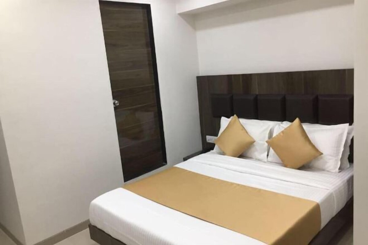 Desk, iron/ironing board (on request), WiFi (free), bed sheets