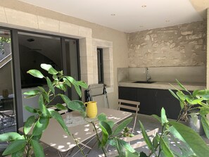 Outdoor dining - Cosy village house in Provence for 2,4,6 or 8, air-con, courtyard with swim pool (Eygalières)