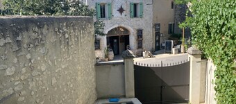 Cosy village house in Provence for 2,4,6 or 8, air-con, courtyard with swim pool
