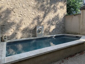 Utendørsbasseng og et oppvarmet basseng