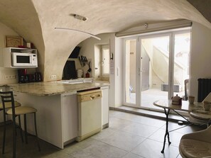 Kjøleskap, mikrobølgeovn, ovn og kokeplater