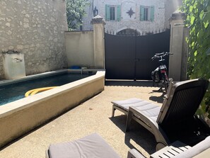 Outdoor pool, a heated pool - Cosy village house in Provence for 2,4,6 or 8, air-con, courtyard with swim pool (Eygalières)