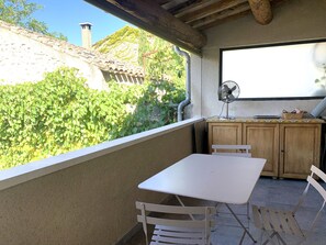 Outdoor dining - Cosy village house in Provence for 2,4,6 or 8, air-con, courtyard with swim pool (Eygalières)