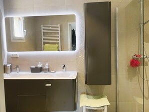 Shower, towels, soap, toilet paper - Cosy village house in Provence for 2,4,6 or 8, air-con, courtyard with swim pool (Eygalières)