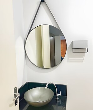 Apartemen Galeri | Kamar mandi | Shower, pengering rambut,  dan sabun