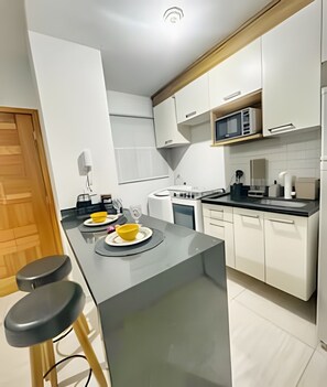 Deluxe Apartment | Private kitchen | Microwave, stovetop, cookware/dishes/utensils
