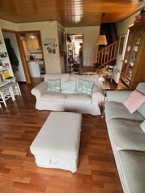 Smart-tv, een open haard en boeken