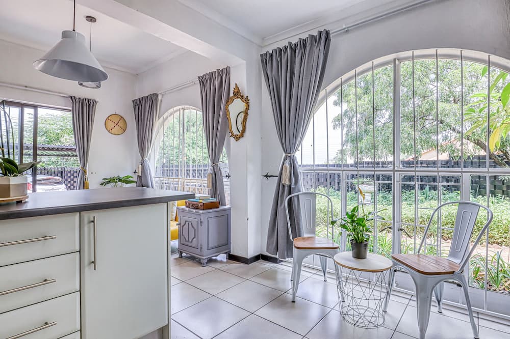 Chic Midtown Studio-1 Bed-solar-pool-fibre-samrand