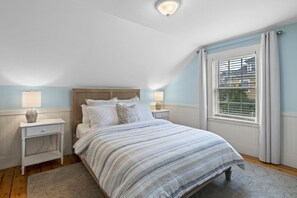 2 bedrooms, in-room safe, desk, iron/ironing board - Historic home with modern amenities in the heart of town, walk everywhere! (Marblehead)