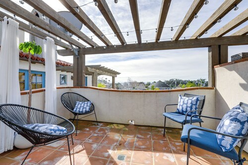 Coastal Santa Barbara Townhome, Walk to Beach!