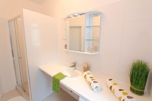 Shower, hair dryer, towels, soap - Studio (Wien)