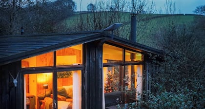 Rural Woodland Lodge with Log Fire & Sunny Deck