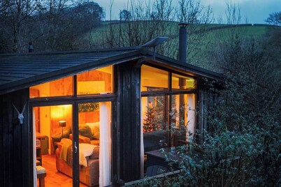 Rural Woodland Lodge with Log Fire & Sunny Deck