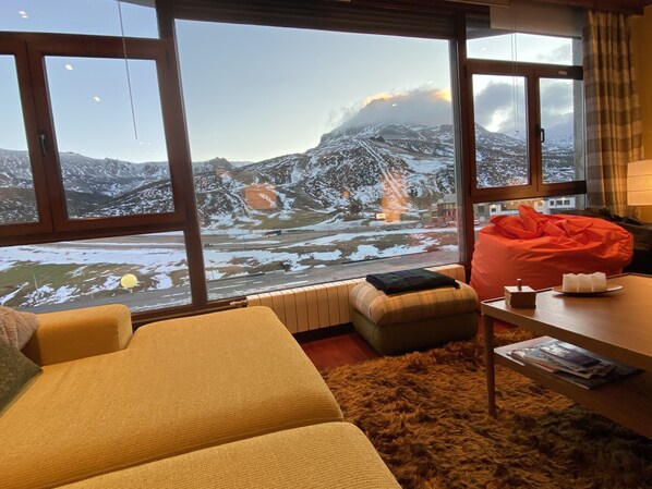 Living area - SAN Isidro: Vistas DEL Toneo (San Isidro)