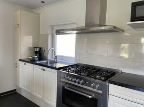 Fridge, microwave, oven, dishwasher - Prachtige Vrijstaand Prive Woning (Opperdoes)