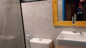 Apartamento conforto | Banheiro | Chuveiro, papel higiênico