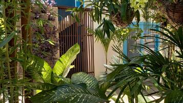 Apartamento clássico, vista para o jardim | Individualmente decorados, cortinas blackout, Wi-Fi de cortesia