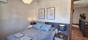 4 chambres, fer et planche à repasser, lit de bébé portatif