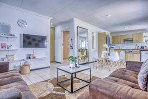 Dining room - The Cottage-1 Bed-pool-bbq-fibre-solar-samrand (Centurion)