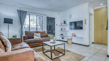 Apartment, 1 Bedroom, Accessible, Smoking | Living area