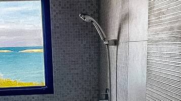 Apartment, 1 Bedroom, Smoking, Balcony | Bathroom shower