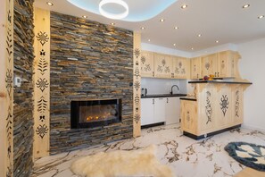 Microondas, lavavajillas, cafetera y tetera y utensilios de cocina 