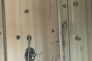 Haartrockner, Handtücher, Seife, Shampoo