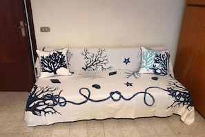 2 bedrooms, iron/ironing board, travel cot, free WiFi - 2 Bedroom Apartment in Sorrento (Sorrento)