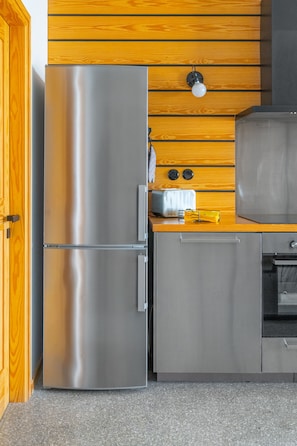 Un four, surface de cuisson, lave-vaisselle