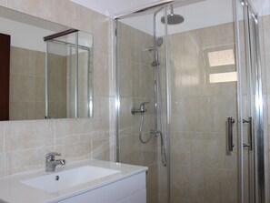 Shower, hair dryer, towels, shampoo
