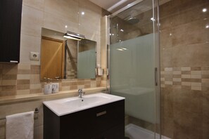Dusche, Haartrockner, Handtücher