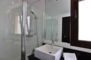 Shower, hair dryer, towels - Monte Laguna - Luxury Condominium (Vilamoura)