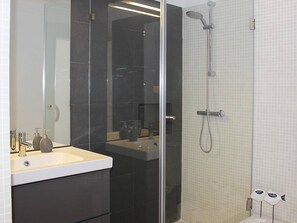 Douche, sèche-cheveux, serviettes fournies, shampoing