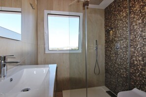 Dusche, Haartrockner, Handtücher