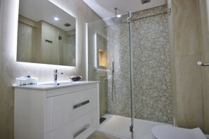 Shower, hair dryer, towels