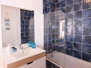 Séchoir à cheveux, serviettes fournies, shampooing