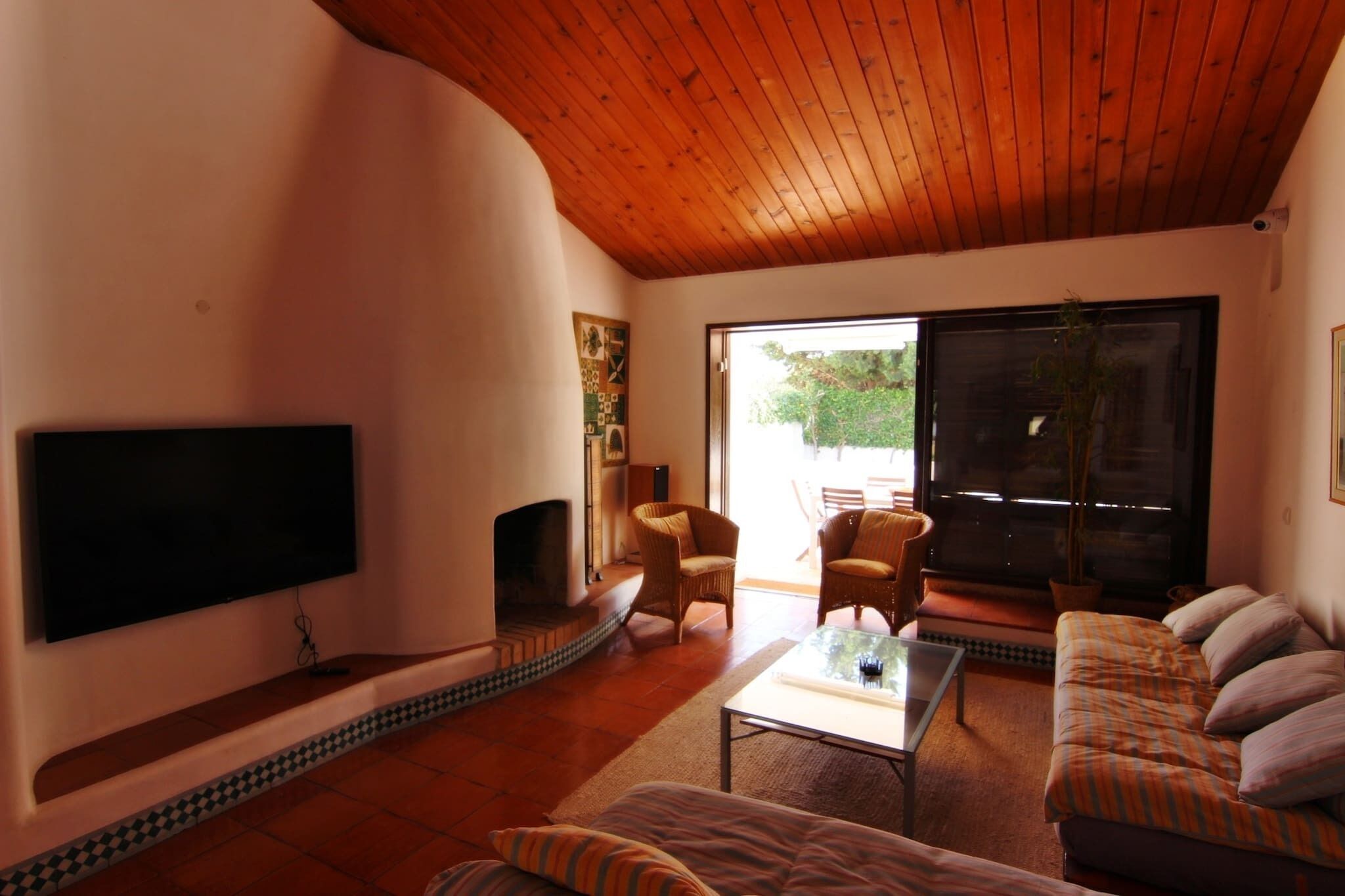Una televisión, una chimenea