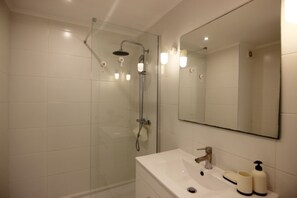 Douche, sèche-cheveux, serviettes fournies