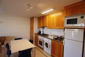 Een koelkast, een magnetron, een oven, een kookplaat