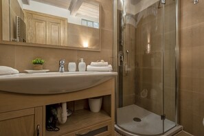 Shower, hair dryer, bidet, towels - Casa Ferret. Apartment in the heart of the historic center of Alghero. (Alghero)