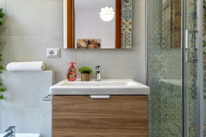 Shower, hair dryer, bidet, towels - Casa Libeccio. Apartment in the center with A/C and free wi-fi. (Alghero)