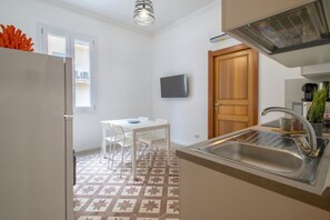 Kjøleskap, mikrobølgeovn, ovn og kokeplater